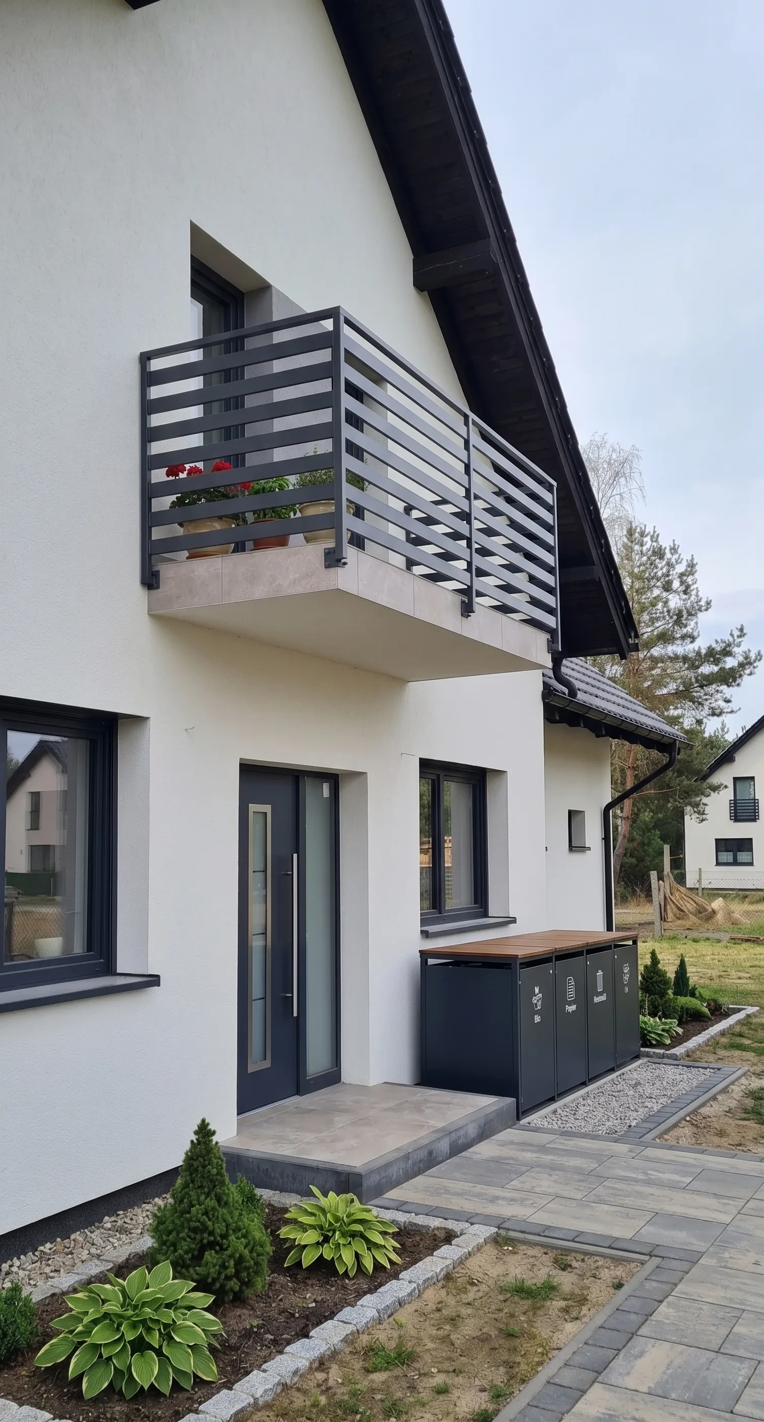 Balkongeländer mit Lamellen in Anthrazit an einem Einfamilienhaus in Cottbus
