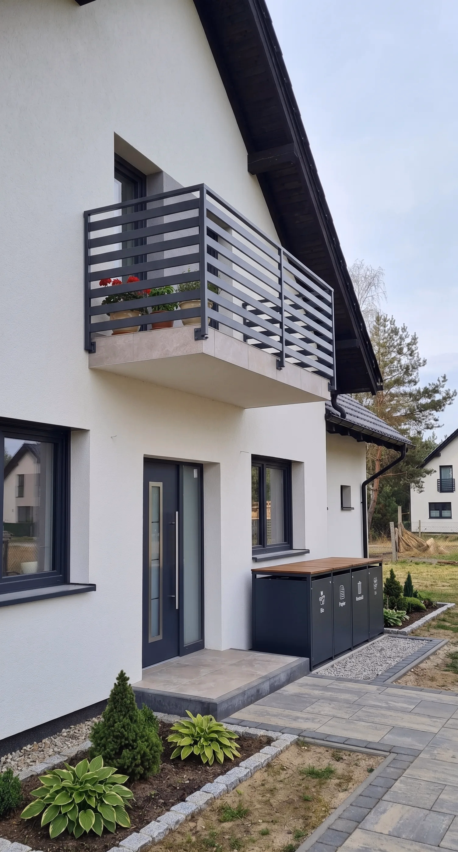 Balkongeländer mit Lamellen in Anthrazit an einem Einfamilienhaus in Cottbus