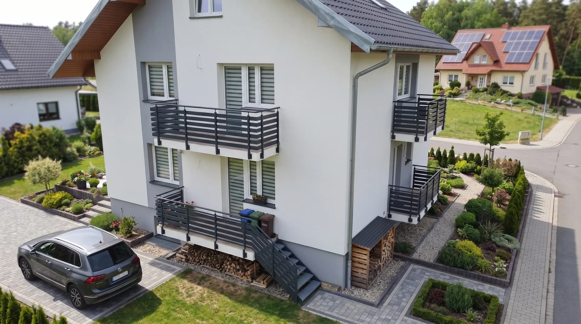 Balkongeländer aus Stahl mit horizontalen Stäben in Anthrazit an einem Einfamilienhaus in Rostock
