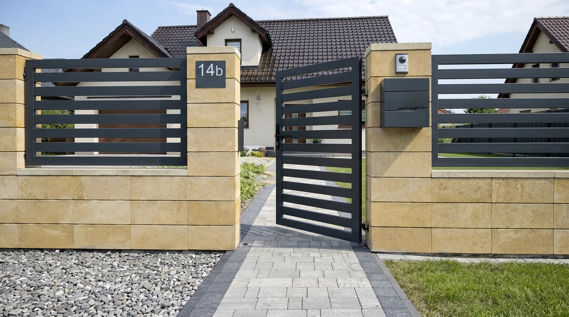 Gartenpforte mit Lamellen und Sandsteinpfosten mit Briefkasten in Dresden