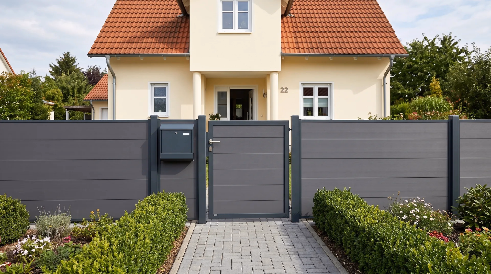 WPC-Gartenpforte in Anthrazit mit Briefkasten in Hannover
