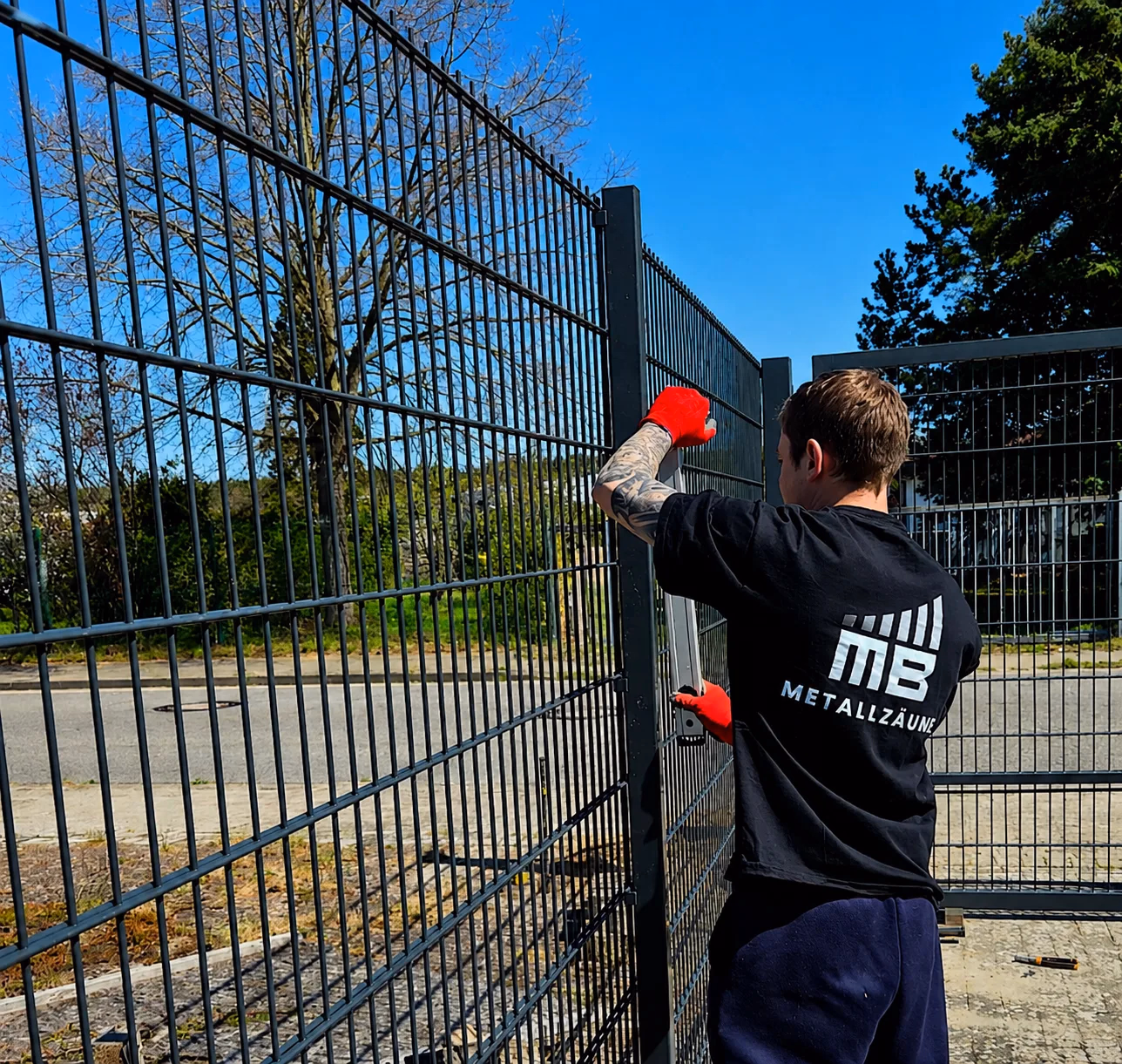 Montage eines Doppelstabmattenzauns durch das MB Metallzäune-Team vor Ort in Deutschland
