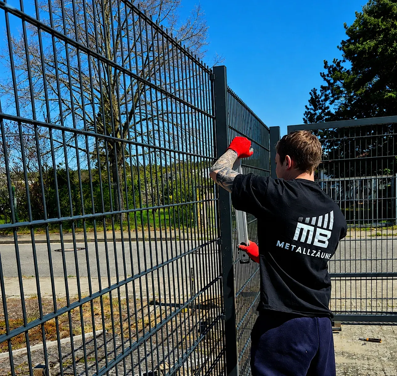 Montage eines Doppelstabmattenzauns durch das MB Metallzäune-Team vor Ort in Deutschland