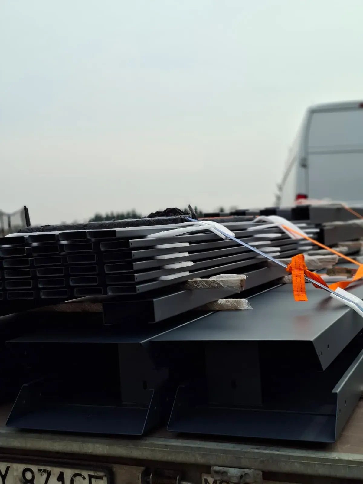 Fertige Zaunelemente in Anthrazit — vorbereitet für Transport und Montage