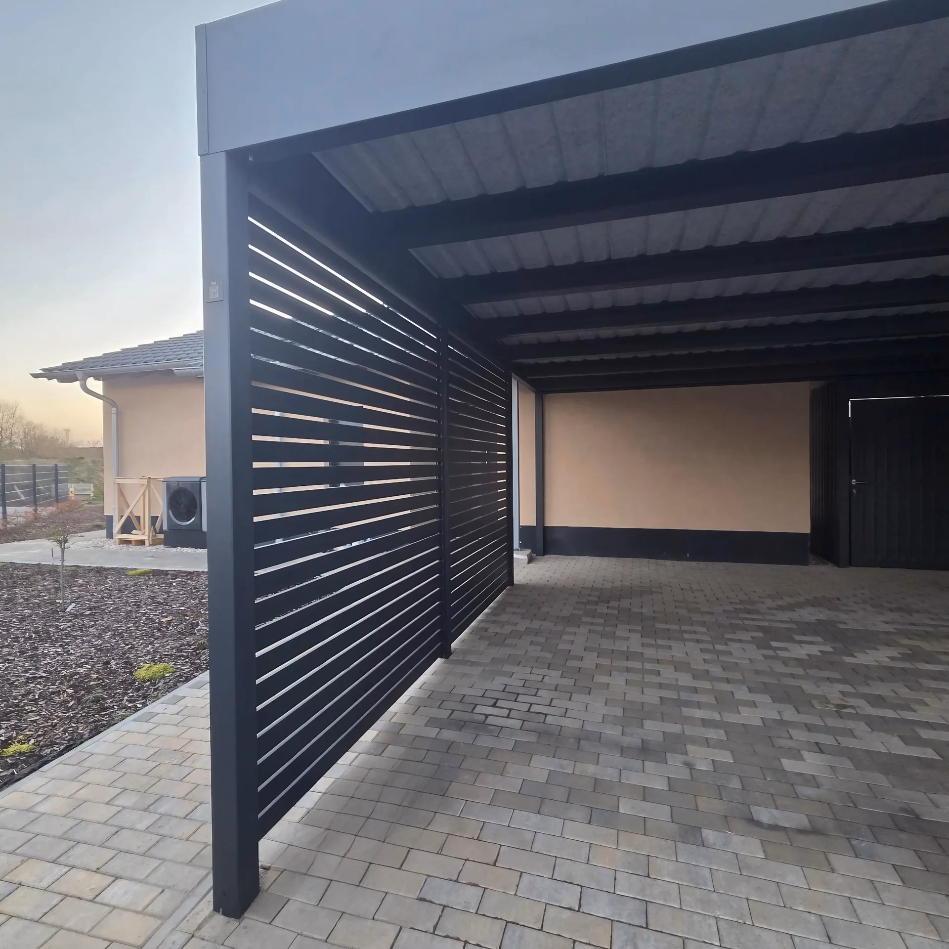Stahlcarport · Lamellen · Abstellraum · Innenansicht