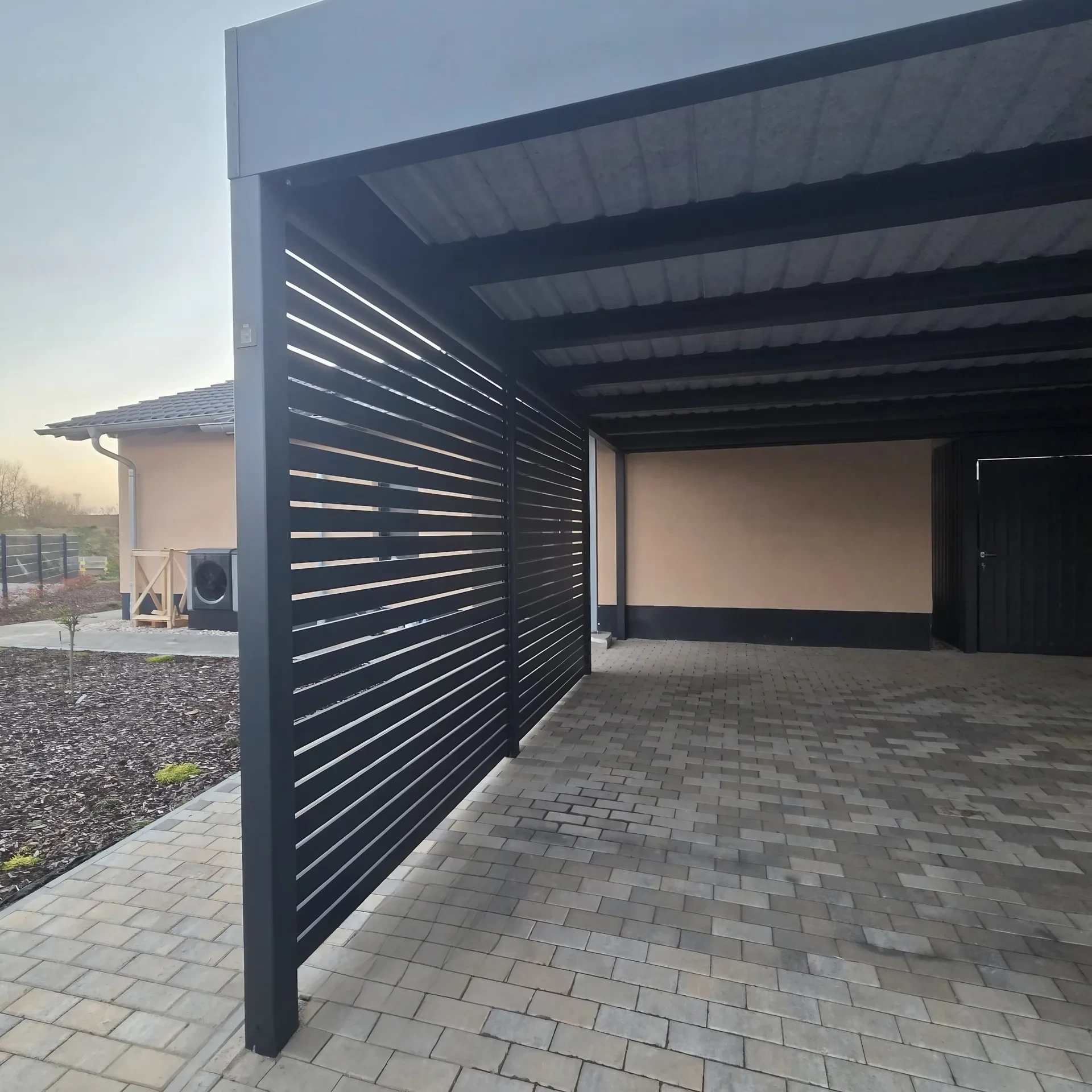 Stahlcarport · Lamellen · Abstellraum · Innenansicht