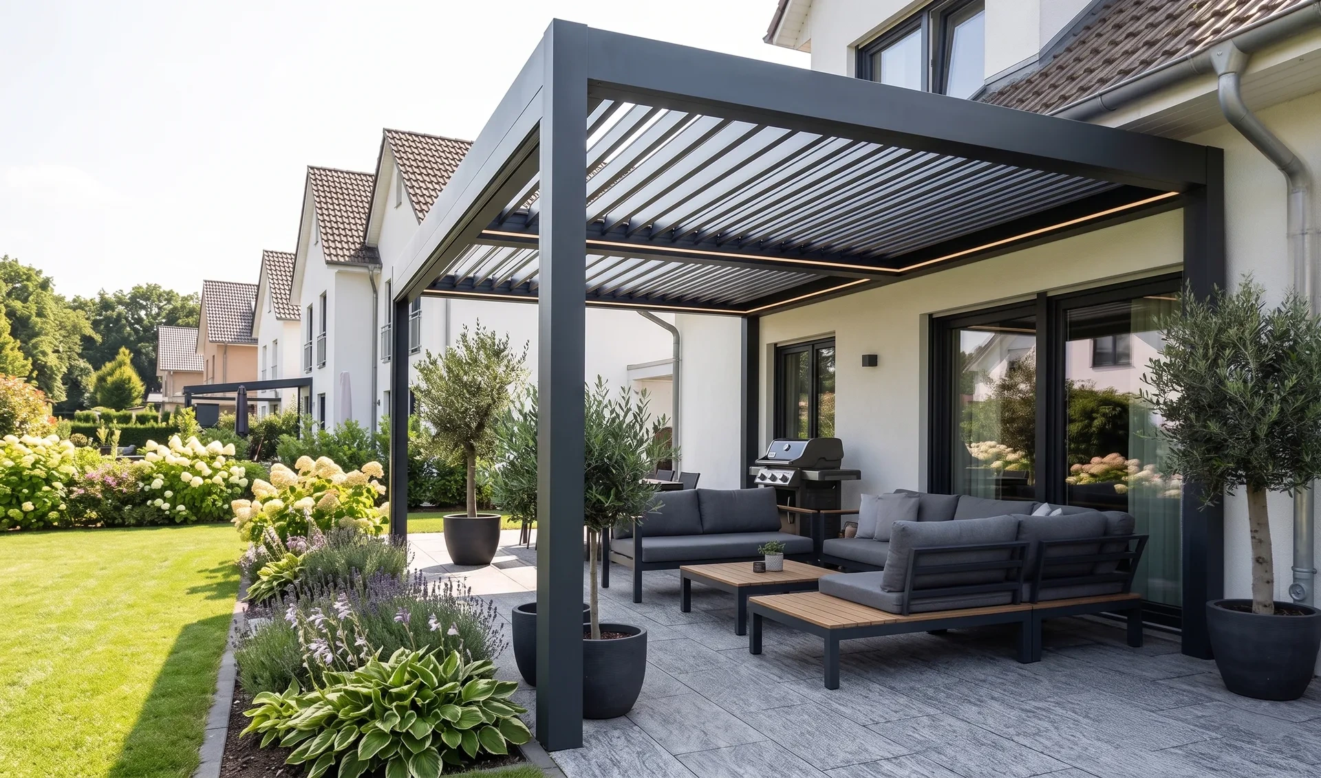 Terrassenüberdachung aus Metall mit Lounge-Bereich am Wohnhaus