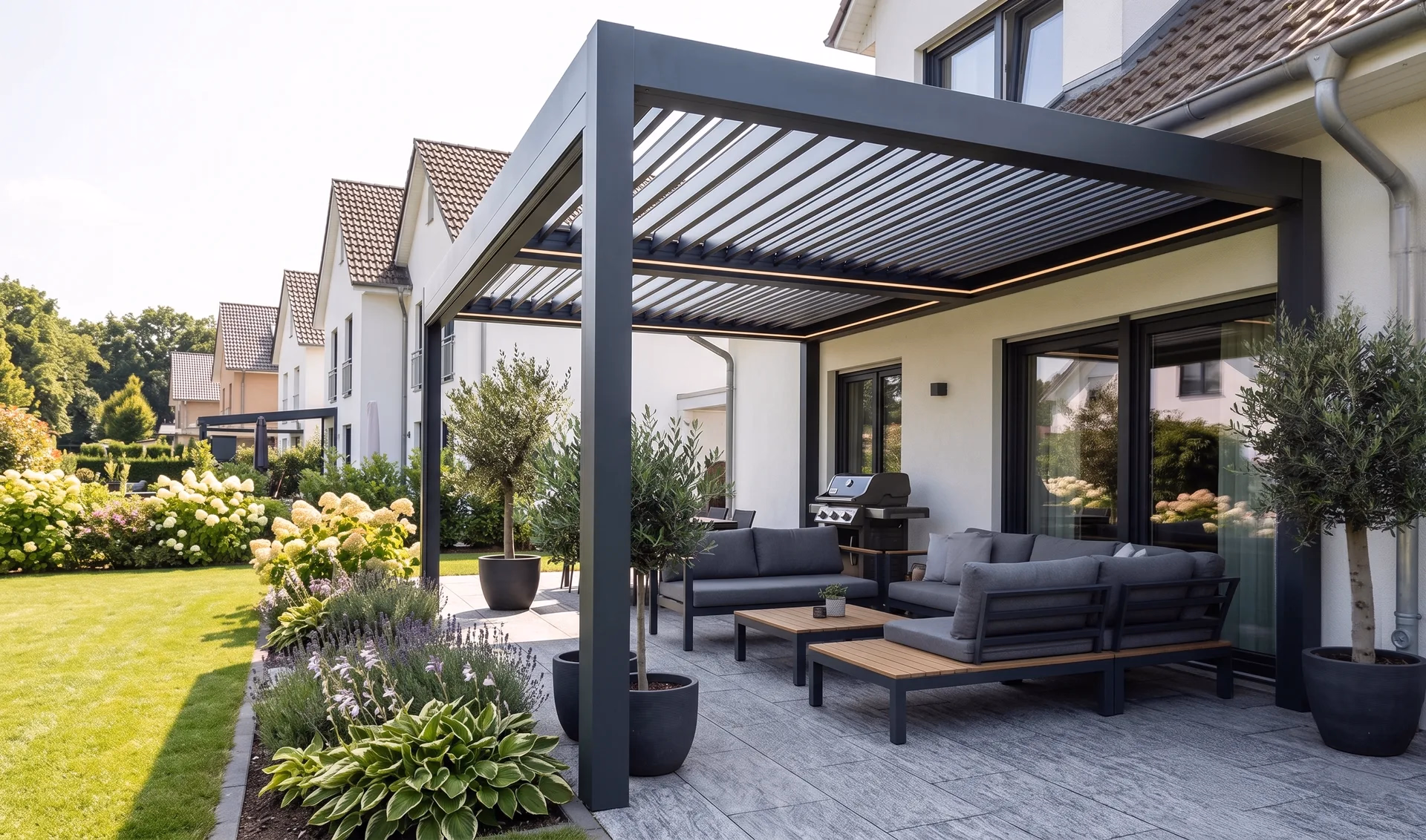 Terrassenüberdachung aus Stahl mit Lamellendach und Lounge-Bereich in Berlin