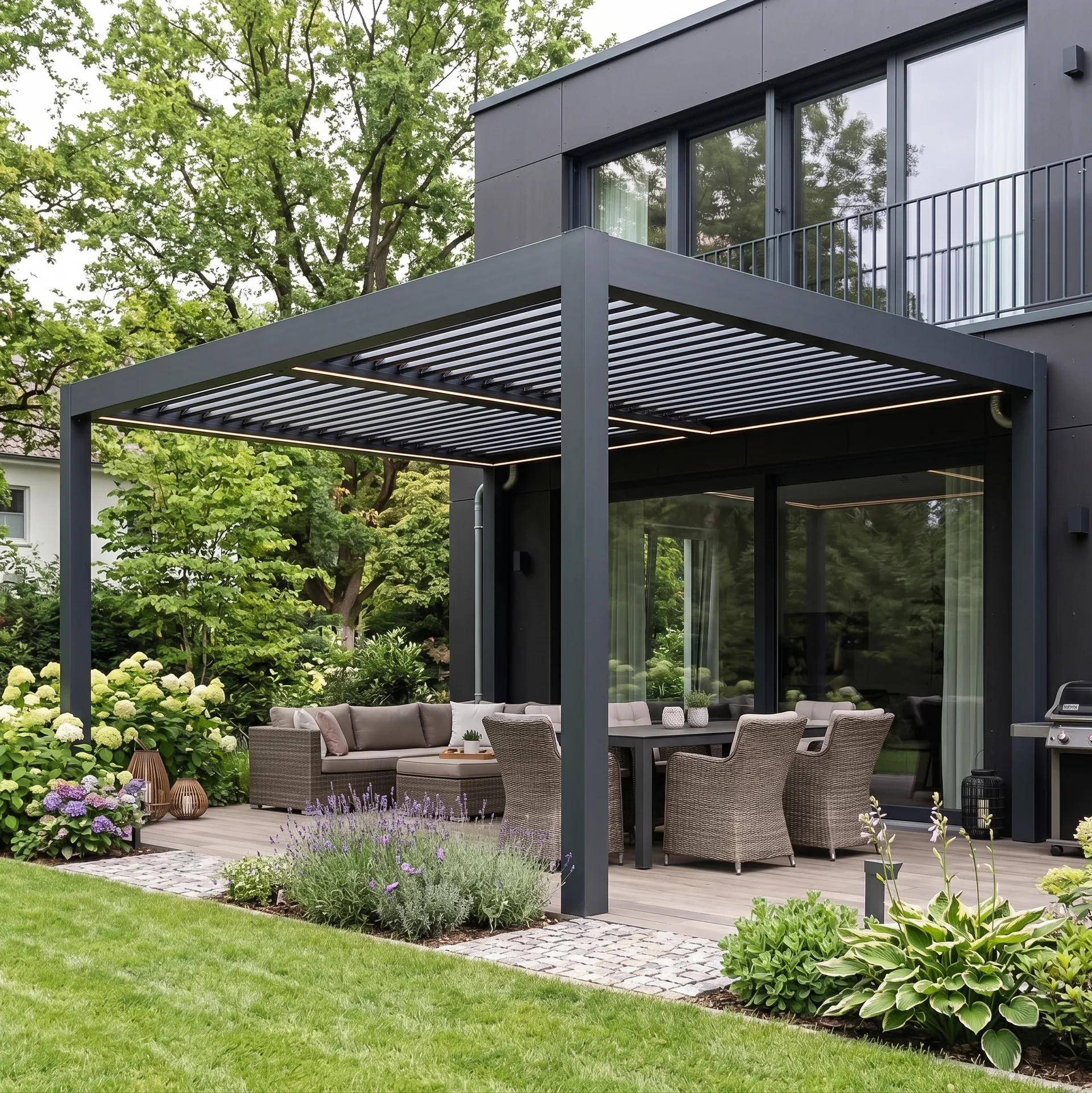 Moderne Terrassenüberdachung aus Stahl mit Lamellendach in Cottbus