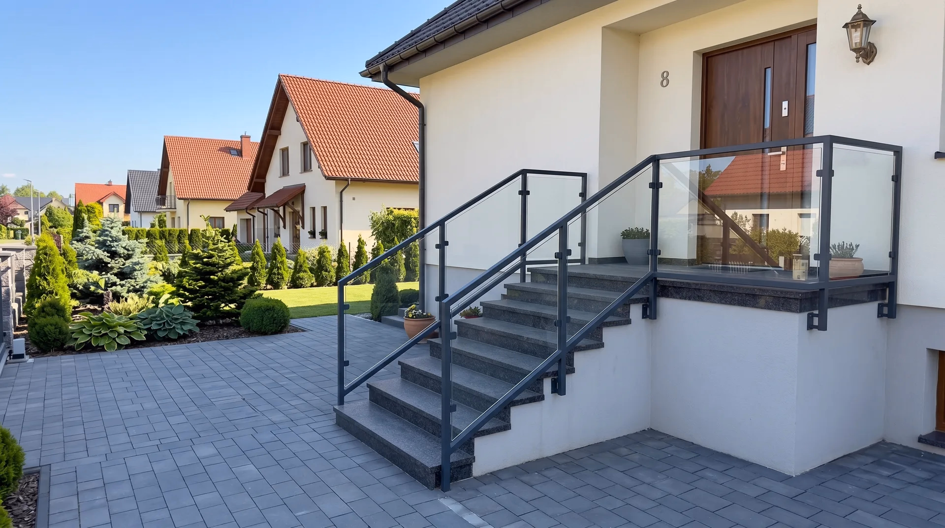 Treppengeländer aus Stahl mit Glasfüllung in Anthrazit an der Eingangstreppe in Erfurt
