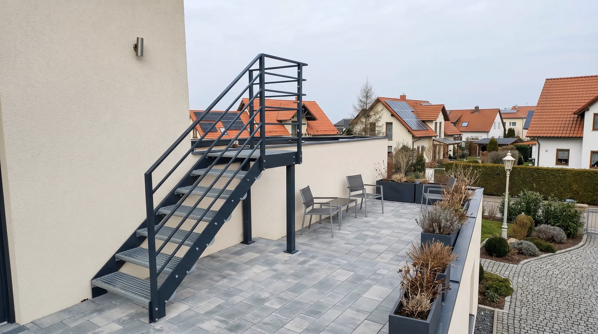 Treppengeländer aus Stahl mit horizontalen Stäben in Anthrazit zur Terrasse im Dachgeschoss in Hamburg
