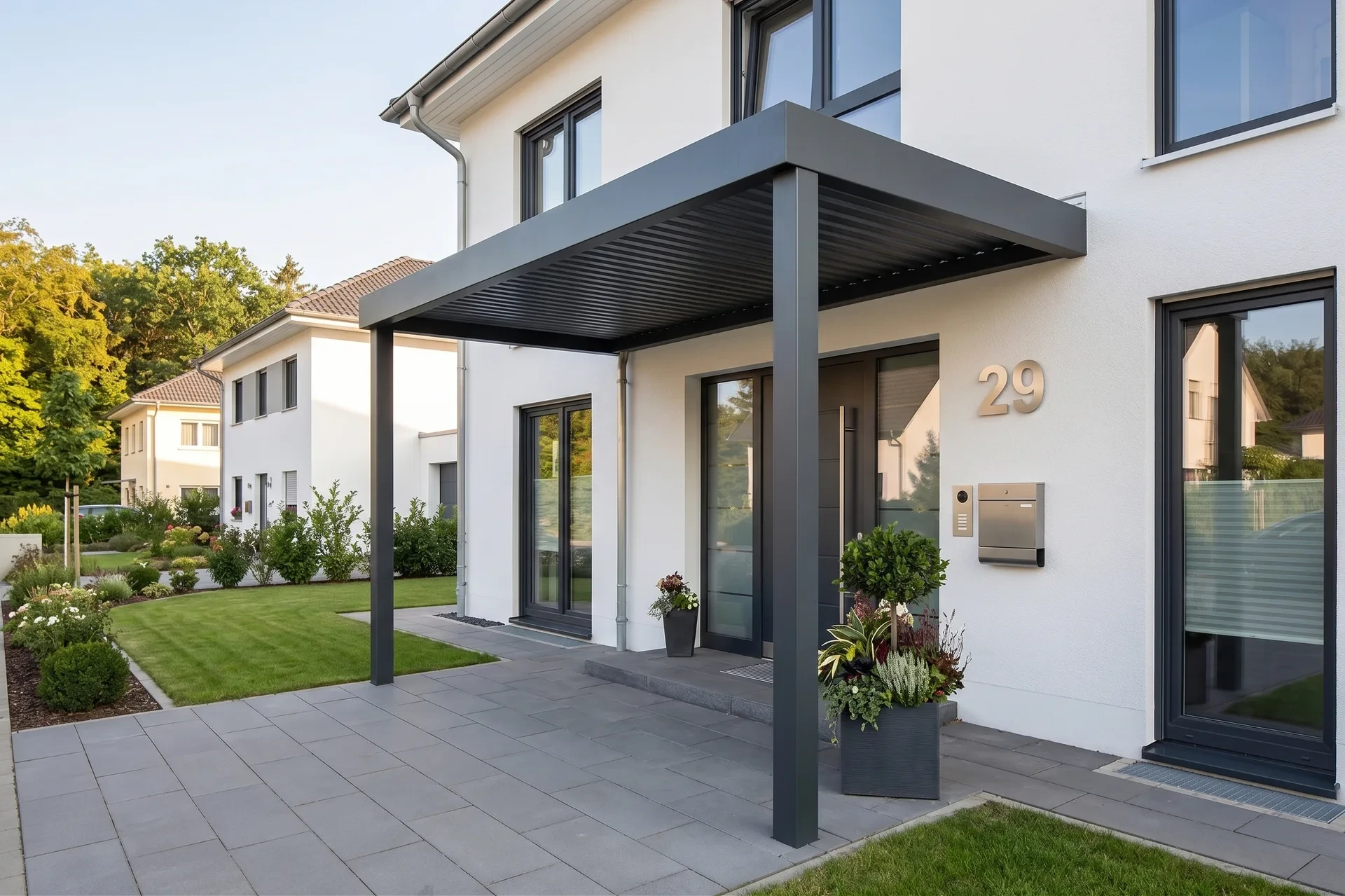 Großes Vordach aus Stahl mit Lamellen an einer Villa in Dresden